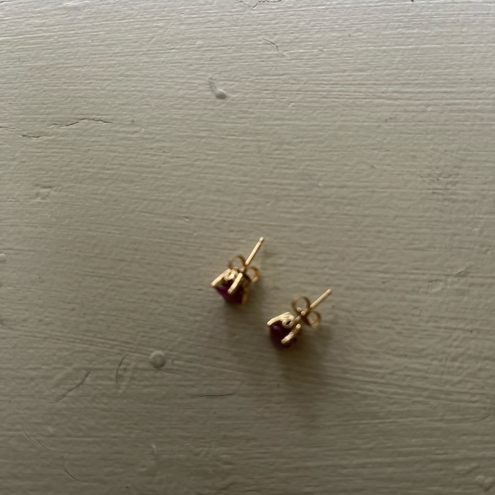 14kyg Ruby stud earrings, 5mm - Picture 11 of 11